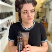 Profesora de inglés , ofrece clases particulares , de conversación con adultos tanto de apoyo en los estudios para los más jovenes